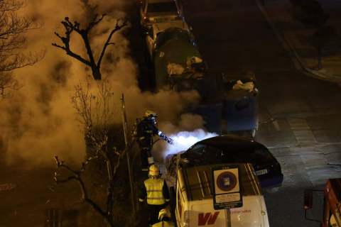 Bomberos de Navarra y agentes locales acudieron al fuego que afectó al motor de un coche en el Paseo Invierno de la capital ribera, sin que se lamentaran daños personales