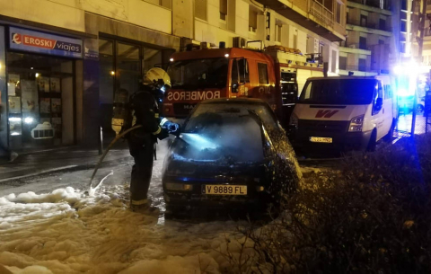 Bomberos de Navarra y agentes locales acudieron al fuego que afectó al motor de un coche en el Paseo Invierno de la capital ribera, sin que se lamentaran daños personales