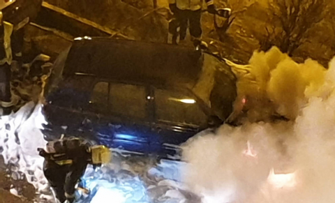 Bomberos de Navarra y agentes locales acudieron al fuego que afectó al motor de un coche en el Paseo Invierno de la capital ribera, sin que se lamentaran daños personales