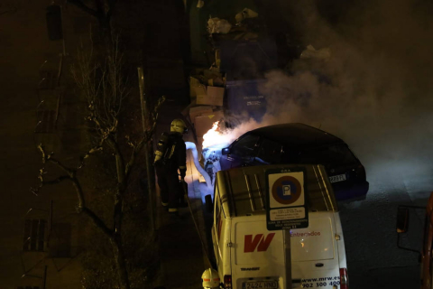 Bomberos de Navarra y agentes locales acudieron al fuego que afectó al motor de un coche en el Paseo Invierno de la capital ribera, sin que se lamentaran daños personales