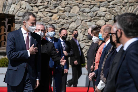 Las máximas autoridades andorranas han recibido este jueves a mediodía a los Reyes Don Felipe y Doña Letizia, de visita oficial en el Principado, donde se recibe por primera vez a un jefe de Estado español.