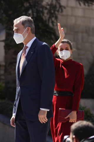 Las máximas autoridades andorranas han recibido este jueves a mediodía a los Reyes Don Felipe y Doña Letizia, de visita oficial en el Principado, donde se recibe por primera vez a un jefe de Estado español.