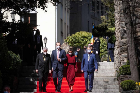 Las máximas autoridades andorranas han recibido este jueves a mediodía a los Reyes Don Felipe y Doña Letizia, de visita oficial en el Principado, donde se recibe por primera vez a un jefe de Estado español.