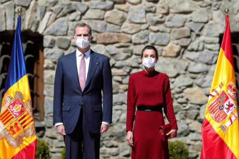 Las máximas autoridades andorranas han recibido este jueves a mediodía a los Reyes Don Felipe y Doña Letizia, de visita oficial en el Principado, donde se recibe por primera vez a un jefe de Estado español.