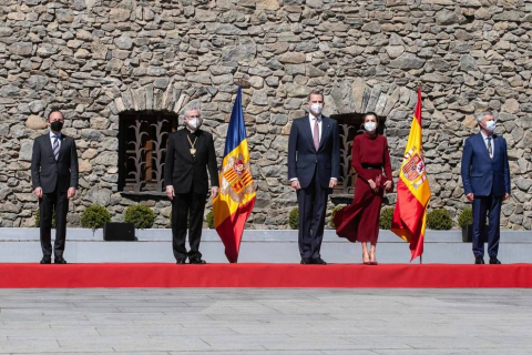 Las máximas autoridades andorranas han recibido este jueves a mediodía a los Reyes Don Felipe y Doña Letizia, de visita oficial en el Principado, donde se recibe por primera vez a un jefe de Estado español.