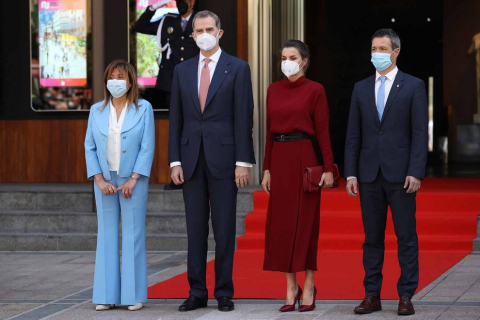 Las máximas autoridades andorranas han recibido este jueves a mediodía a los Reyes Don Felipe y Doña Letizia, de visita oficial en el Principado, donde se recibe por primera vez a un jefe de Estado español.