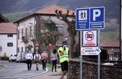 La organización ha realizado controles a los accesos a la cascada en Erratzu por la gran afluencia de visitantes.