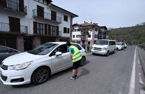La organización ha realizado controles a los accesos a la cascada en Erratzu por la gran afluencia de visitantes.