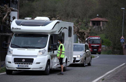 La organización ha realizado controles a los accesos a la cascada en Erratzu por la gran afluencia de visitantes.