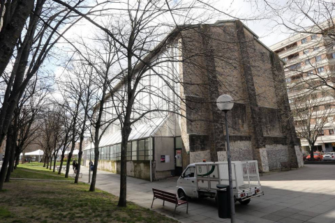 Recoletas plazas interiores, recintos con más de 100.000 metros cuadrados, pasajes o frontones que cada mañana se abren con llave para que los vecinos las disfruten y que por la noche vuelven a cerrarse