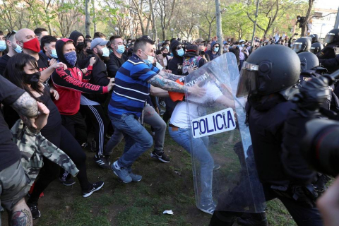La Policía Nacional ha cargado contra los manifestantes congregados en Vallecas para protestar por el acto de precampaña de Vox, algunos de los cuales han lanzado botellas y otros objetos contra el líder nacional del partido, Santiago Abascal.