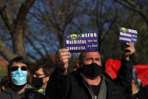 La Policía Nacional ha cargado contra los manifestantes congregados en Vallecas para protestar por el acto de precampaña de Vox, algunos de los cuales han lanzado botellas y otros objetos contra el líder nacional del partido, Santiago Abascal.