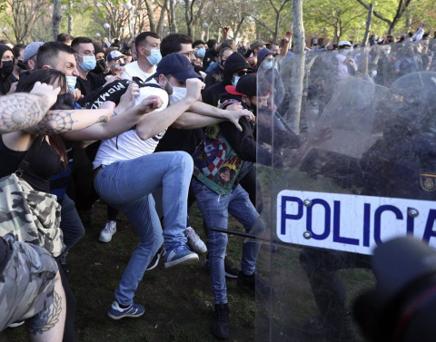 La Policía Nacional ha cargado contra los manifestantes congregados en Vallecas para protestar por el acto de precampaña de Vox, algunos de los cuales han lanzado botellas y otros objetos contra el líder nacional del partido, Santiago Abascal.