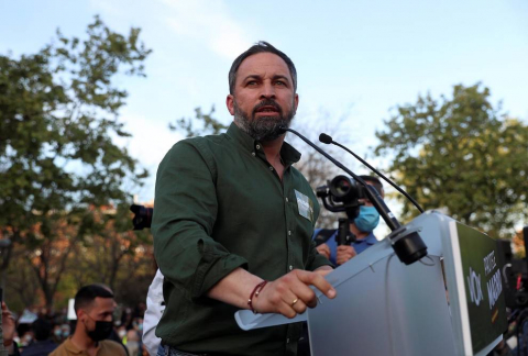 La Policía Nacional ha cargado contra los manifestantes congregados en Vallecas para protestar por el acto de precampaña de Vox, algunos de los cuales han lanzado botellas y otros objetos contra el líder nacional del partido, Santiago Abascal.