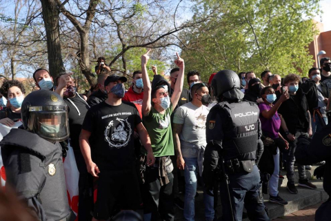 La Policía Nacional ha cargado contra los manifestantes congregados en Vallecas para protestar por el acto de precampaña de Vox, algunos de los cuales han lanzado botellas y otros objetos contra el líder nacional del partido, Santiago Abascal.