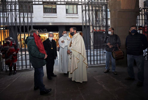 Segundo Lunes de Pascua y el Ángel de Aralar recaló en Pamplona tras el paréntesis del año pasado por la amenaza de la pandemia. Suspendido el ritual en la Taconera, se fundió en un abrazo con el 'Angelico' de la Meca en San Nicolás