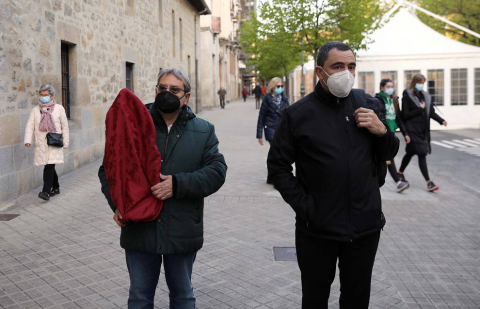Segundo Lunes de Pascua y el Ángel de Aralar recaló en Pamplona tras el paréntesis del año pasado por la amenaza de la pandemia. Suspendido el ritual en la Taconera, se fundió en un abrazo con el 'Angelico' de la Meca en San Nicolás