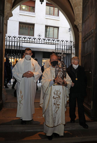 Segundo Lunes de Pascua y el Ángel de Aralar recaló en Pamplona tras el paréntesis del año pasado por la amenaza de la pandemia. Suspendido el ritual en la Taconera, se fundió en un abrazo con el 'Angelico' de la Meca en San Nicolás
