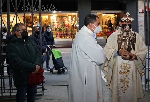 Segundo Lunes de Pascua y el Ángel de Aralar recaló en Pamplona tras el paréntesis del año pasado por la amenaza de la pandemia. Suspendido el ritual en la Taconera, se fundió en un abrazo con el 'Angelico' de la Meca en San Nicolás