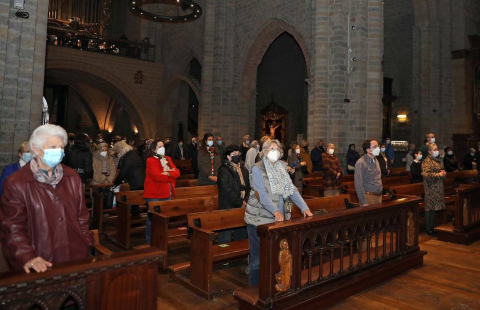 Segundo Lunes de Pascua y el Ángel de Aralar recaló en Pamplona tras el paréntesis del año pasado por la amenaza de la pandemia. Suspendido el ritual en la Taconera, se fundió en un abrazo con el 'Angelico' de la Meca en San Nicolás