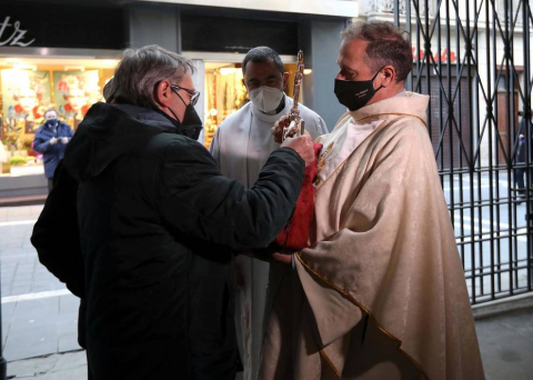 Segundo Lunes de Pascua y el Ángel de Aralar recaló en Pamplona tras el paréntesis del año pasado por la amenaza de la pandemia. Suspendido el ritual en la Taconera, se fundió en un abrazo con el 'Angelico' de la Meca en San Nicolás