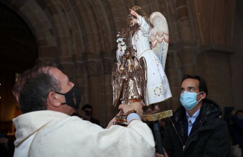 Segundo Lunes de Pascua y el Ángel de Aralar recaló en Pamplona tras el paréntesis del año pasado por la amenaza de la pandemia. Suspendido el ritual en la Taconera, se fundió en un abrazo con el 'Angelico' de la Meca en San Nicolás
