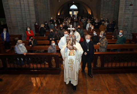 Segundo Lunes de Pascua y el Ángel de Aralar recaló en Pamplona tras el paréntesis del año pasado por la amenaza de la pandemia. Suspendido el ritual en la Taconera, se fundió en un abrazo con el 'Angelico' de la Meca en San Nicolás