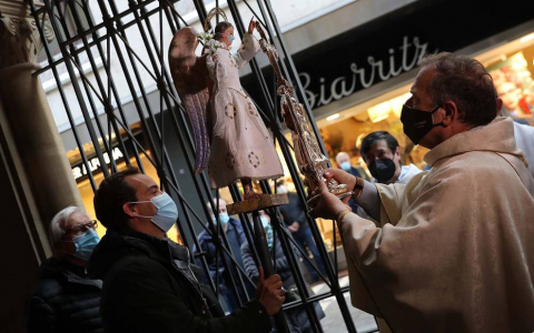 Segundo Lunes de Pascua y el Ángel de Aralar recaló en Pamplona tras el paréntesis del año pasado por la amenaza de la pandemia. Suspendido el ritual en la Taconera, se fundió en un abrazo con el 'Angelico' de la Meca en San Nicolás