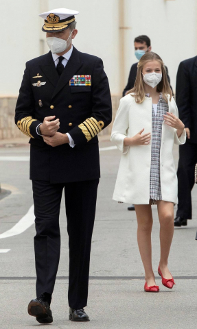 Los reyes han presidido este jueves la puesta a flote del nuevo submarino de la Armada, el S-81 Isaac Peral, en los astilleros de Navantia en Cartagena, en la que han estado acompañados por sus hijas, Leonor, princesa de Asturias y madrina del bautizo del sumergible, y la infanta Sofía.