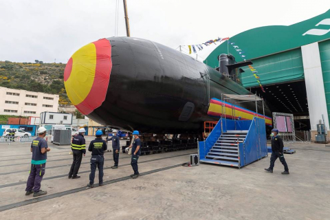 Los reyes han presidido este jueves la puesta a flote del nuevo submarino de la Armada, el S-81 Isaac Peral, en los astilleros de Navantia en Cartagena, en la que han estado acompañados por sus hijas, Leonor, princesa de Asturias y madrina del bautizo del sumergible, y la infanta Sofía.