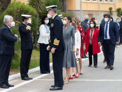 Los reyes han presidido este jueves la puesta a flote del nuevo submarino de la Armada, el S-81 Isaac Peral, en los astilleros de Navantia en Cartagena, en la que han estado acompañados por sus hijas, Leonor, princesa de Asturias y madrina del bautizo del sumergible, y la infanta Sofía.
