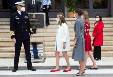 Los reyes han presidido este jueves la puesta a flote del nuevo submarino de la Armada, el S-81 Isaac Peral, en los astilleros de Navantia en Cartagena, en la que han estado acompañados por sus hijas, Leonor, princesa de Asturias y madrina del bautizo del sumergible, y la infanta Sofía.