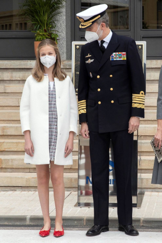 Los reyes han presidido este jueves la puesta a flote del nuevo submarino de la Armada, el S-81 Isaac Peral, en los astilleros de Navantia en Cartagena, en la que han estado acompañados por sus hijas, Leonor, princesa de Asturias y madrina del bautizo del sumergible, y la infanta Sofía.
