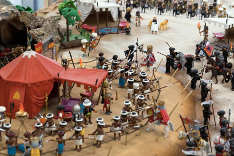 La renovada Casa de Juventud-Centro Cívico Lestonnac de Tudela acoge un diorama de más de 50 metros cuadrados (el más grande expuesto en Navarra hasta la fecha) con 4.000 piezas de Playmobil que recrean la Batalla de las Navas de Tolosa.