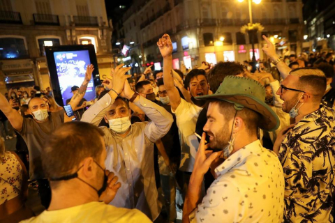 En ciudades como Madrid y Barcelona, la Policía ha tenido que intervenir ante las aglomeraciones de jóvenes sin respetar la distancia y muchos, sin mascarilla.