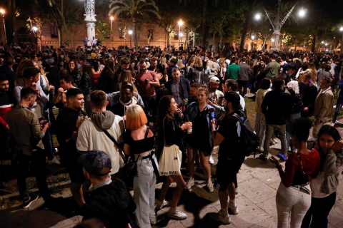 En ciudades como Madrid y Barcelona, la Policía ha tenido que intervenir ante las aglomeraciones de jóvenes sin respetar la distancia y muchos, sin mascarilla.