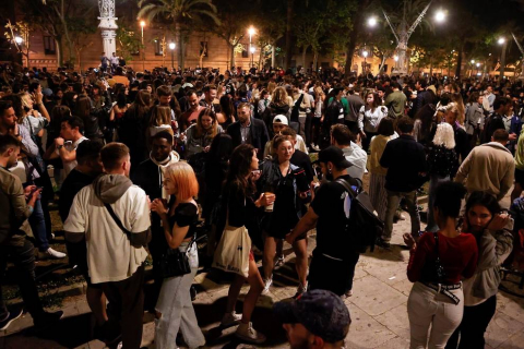 En ciudades como Madrid y Barcelona, la Policía ha tenido que intervenir ante las aglomeraciones de jóvenes sin respetar la distancia y muchos, sin mascarilla.