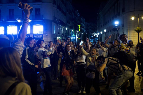 En ciudades como Madrid y Barcelona, la Policía ha tenido que intervenir ante las aglomeraciones de jóvenes sin respetar la distancia y muchos, sin mascarilla.