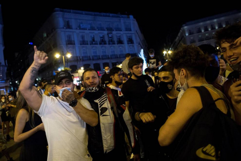 En ciudades como Madrid y Barcelona, la Policía ha tenido que intervenir ante las aglomeraciones de jóvenes sin respetar la distancia y muchos, sin mascarilla.
