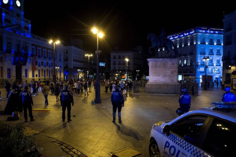 En ciudades como Madrid y Barcelona, la Policía ha tenido que intervenir ante las aglomeraciones de jóvenes sin respetar la distancia y muchos, sin mascarilla.