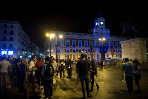 En ciudades como Madrid y Barcelona, la Policía ha tenido que intervenir ante las aglomeraciones de jóvenes sin respetar la distancia y muchos, sin mascarilla.