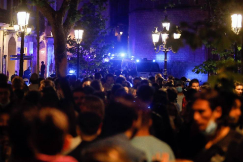 La Guardia Urbana de Barcelona, en actuaciones conjuntas con los Mossos d'Esquadra, ha desalojado a 9.055 personas desde las 22.00 horas del sábado hasta las 6.00 del domingo.