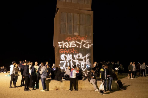 La Guardia Urbana de Barcelona, en actuaciones conjuntas con los Mossos d'Esquadra, ha desalojado a 9.055 personas desde las 22.00 horas del sábado hasta las 6.00 del domingo.