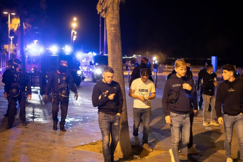 La Guardia Urbana de Barcelona, en actuaciones conjuntas con los Mossos d'Esquadra, ha desalojado a 9.055 personas desde las 22.00 horas del sábado hasta las 6.00 del domingo.