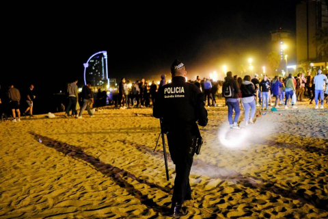 La Guardia Urbana de Barcelona, en actuaciones conjuntas con los Mossos d'Esquadra, ha desalojado a 9.055 personas desde las 22.00 horas del sábado hasta las 6.00 del domingo.