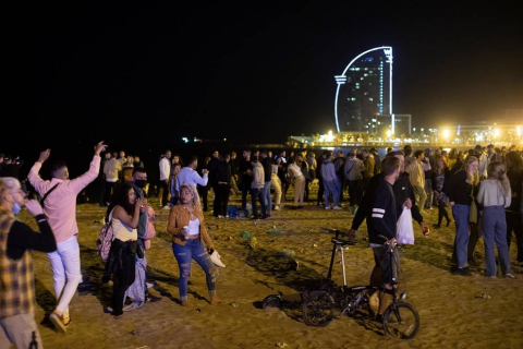 La Guardia Urbana de Barcelona, en actuaciones conjuntas con los Mossos d'Esquadra, ha desalojado a 9.055 personas desde las 22.00 horas del sábado hasta las 6.00 del domingo.