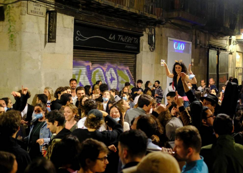 La Guardia Urbana de Barcelona, en actuaciones conjuntas con los Mossos d'Esquadra, ha desalojado a 9.055 personas desde las 22.00 horas del sábado hasta las 6.00 del domingo.