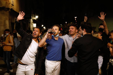 La Guardia Urbana de Barcelona, en actuaciones conjuntas con los Mossos d'Esquadra, ha desalojado a 9.055 personas desde las 22.00 horas del sábado hasta las 6.00 del domingo.