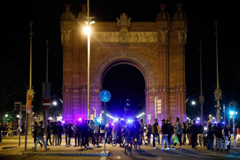 La Guardia Urbana de Barcelona, en actuaciones conjuntas con los Mossos d'Esquadra, ha desalojado a 9.055 personas desde las 22.00 horas del sábado hasta las 6.00 del domingo.