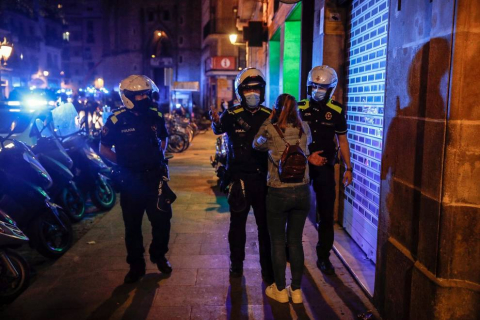 La Guardia Urbana de Barcelona, en actuaciones conjuntas con los Mossos d'Esquadra, ha desalojado a 9.055 personas desde las 22.00 horas del sábado hasta las 6.00 del domingo.